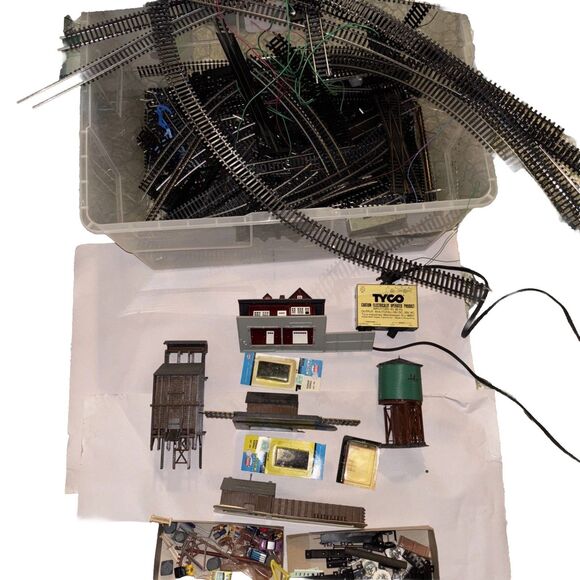 Model Train HO Bldgs Water Tower A Lot Of Track Transformer Small Accents As Is - Picture 1 of 16